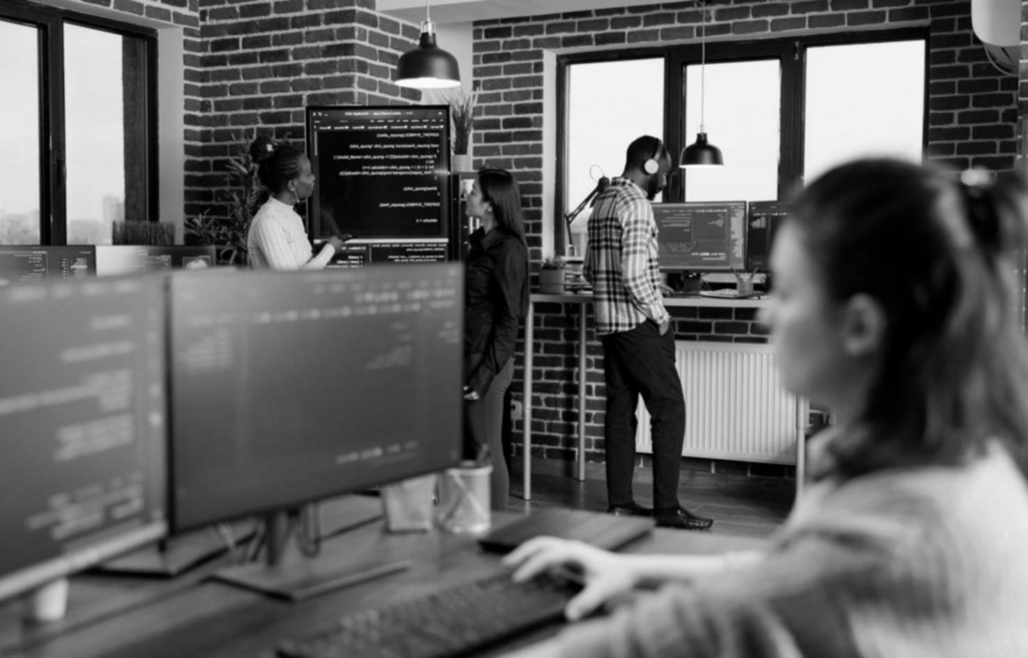 Специалист по безопасности анализирует результаты тестирования на мониторе