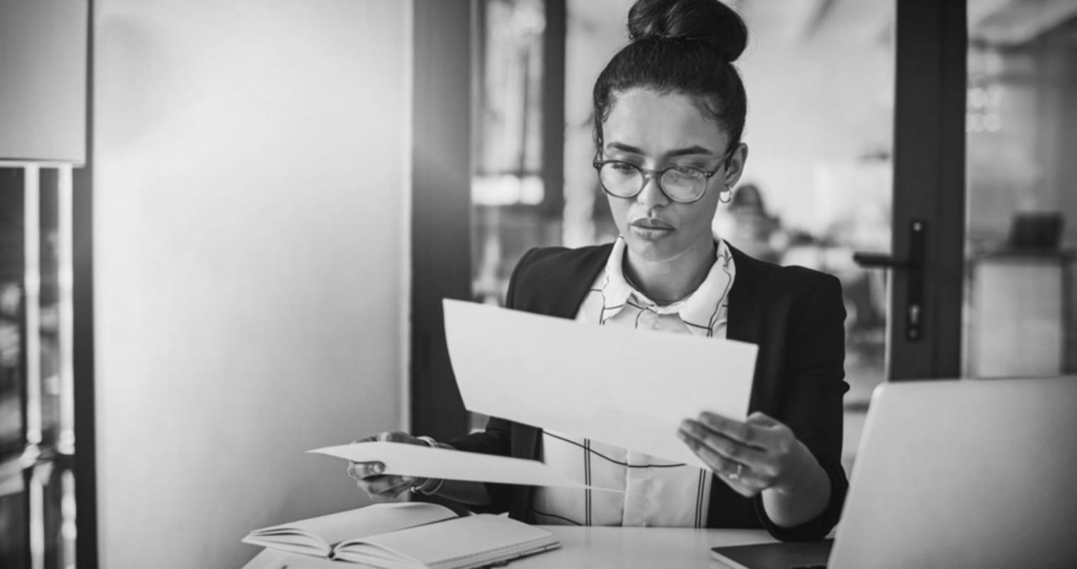 Команда специалистов за работой над анализом безопасности